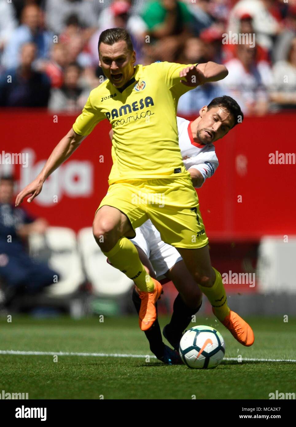 El jugador del Villarreal CF S. Castillejo en el Partido de Futbol perteneciente a Liga Santander; enfrentando al FC Sevilla vs Villarreal CF estadio Ramon Sanchez Pizjuan Sevilla Andalusien; Spanien; Dia 14 de Abril, 2018; Foto: Cristobal Duenas Cordon drücken Sie Stockfoto