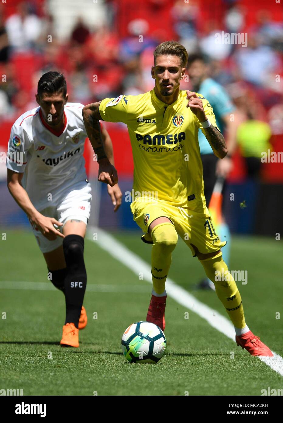 El jugador del Villarreal CF S. Castillejo (R) y el jugador del FC Sevilla Sergio Escudero (L) en el Partido de Futbol perteneciente a Liga Santander; enfrentando al FC Sevilla vs Villarreal CF estadio Ramon Sanchez Pizjuan Sevilla Andalusien; Spanien; Dia 14 de Abril, 2018; Foto: Cristobal Duenas Cordon drücken Sie Stockfoto