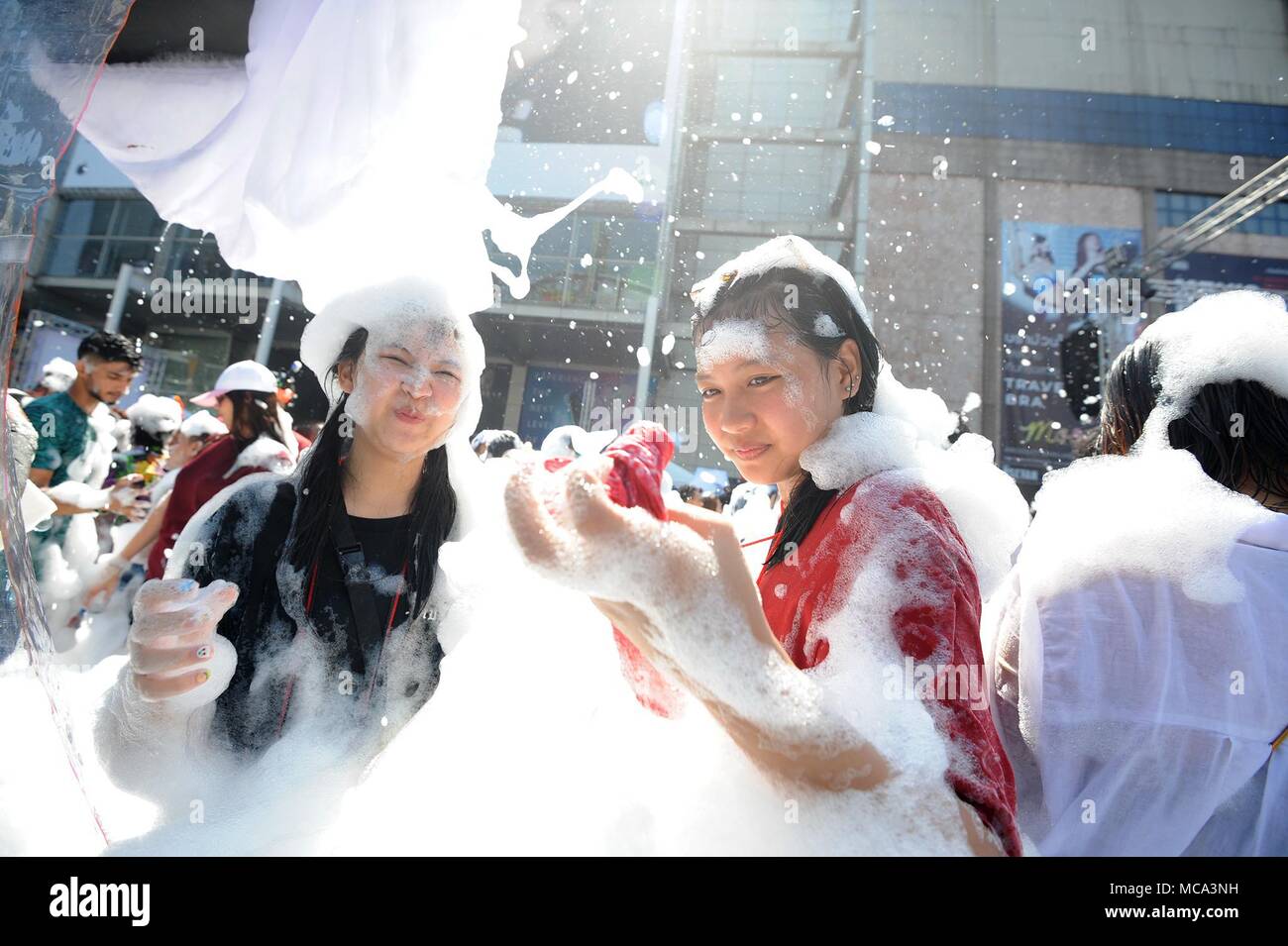 Bangkok, Thailand. 14 Apr, 2018. Die Menschen nehmen Teil in Wasser Schießereien während der Feierlichkeiten zu Songkran Festival, Thailands traditionelles Neujahrsfest, Außerhalb Central World Shopping Mall in Bangkok, Thailand, 14. April 2018. Credit: Rachen Sageamsak/Xinhua/Alamy leben Nachrichten Stockfoto