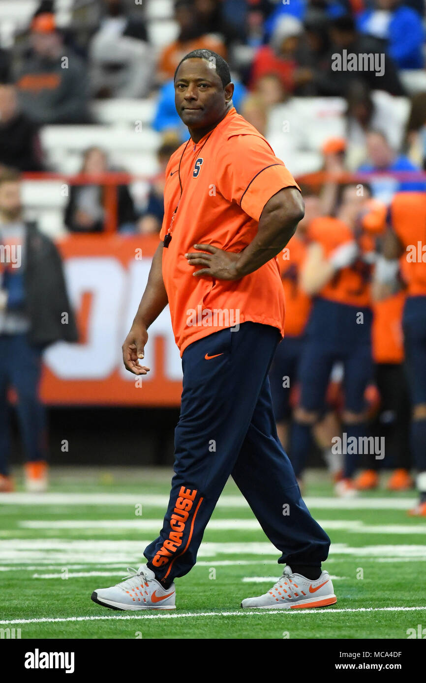 In Syracuse, New York, USA. 13 Apr, 2018. Syrakus Orange Head Coach Dino Babers sieht vor Syrakus Frühling Fußball Spiel am Freitag, 13. April 2018 an den Carrier Dome in Syracuse, New York. Reich Barnes/CSM/Alamy leben Nachrichten Stockfoto