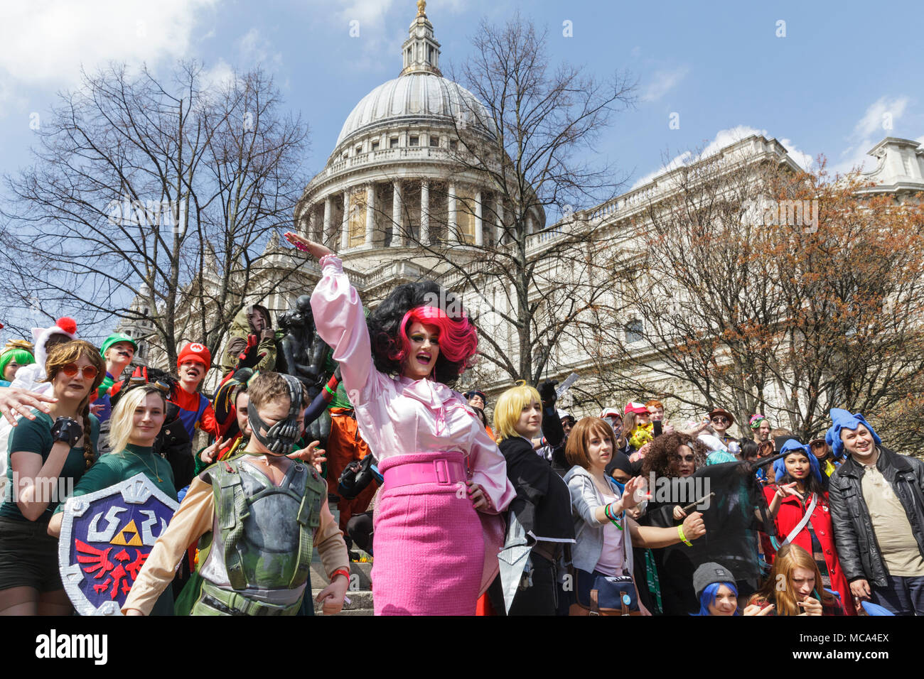 City of London, London, 14. April 2018. Das Spiel zeichen Posieren vor der legendären St. Paul Kathedrale. Lebendige Kostüme und kultigen Figuren Spaß - Großbritanniens größte Gaming cosplay Parade sieht Hunderte Cosplayer (Kostüm Spieler) als Zeichen und Maskottchen von Videospielen, sowie Unterhaltung Helden gekleidet. Die Parade macht seinen Weg von der Guildhall Hof über die St Paul's Kathedrale und anderen Sehenswürdigkeiten in der City von London, am letzten Samstag der London Games Festival. Credit: Imageplotter Nachrichten und Sport/Alamy leben Nachrichten Stockfoto