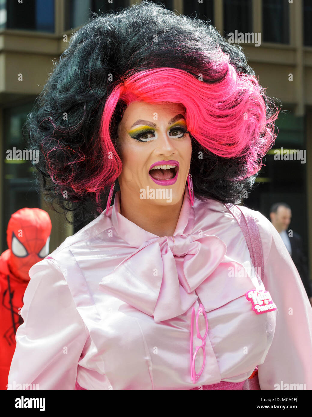 City of London, London, 14. April 2018. Miss Kitty Macht, Host und einer der Stars der Parade. Lebendige Kostüme und kultigen Figuren Spaß - Großbritanniens größte Gaming cosplay Parade sieht Hunderte Cosplayer (Kostüm Spieler) als Zeichen und Maskottchen von Videospielen, sowie Unterhaltung Helden gekleidet. Die Parade macht seinen Weg von der Guildhall Hof über die St Paul's Kathedrale und anderen Sehenswürdigkeiten in der City von London, am letzten Samstag der London Games Festival. Credit: Imageplotter Nachrichten und Sport/Alamy leben Nachrichten Stockfoto