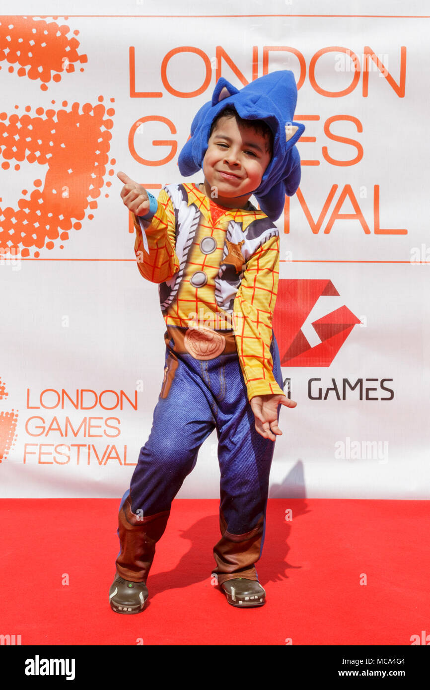 City of London, London, 14. April 2018. Junge Aron hat einige Cowboy Charakter bewegt sich. Lebendige Kostüme und kultigen Figuren Spaß - Großbritanniens größte Gaming cosplay Parade sieht Hunderte Cosplayer (Kostüm Spieler) als Zeichen und Maskottchen von Videospielen, sowie Unterhaltung Helden gekleidet. Die Parade macht seinen Weg von der Guildhall Hof über die St Paul's Kathedrale und anderen Sehenswürdigkeiten in der City von London, am letzten Samstag der London Games Festival. Credit: Imageplotter Nachrichten und Sport/Alamy leben Nachrichten Stockfoto