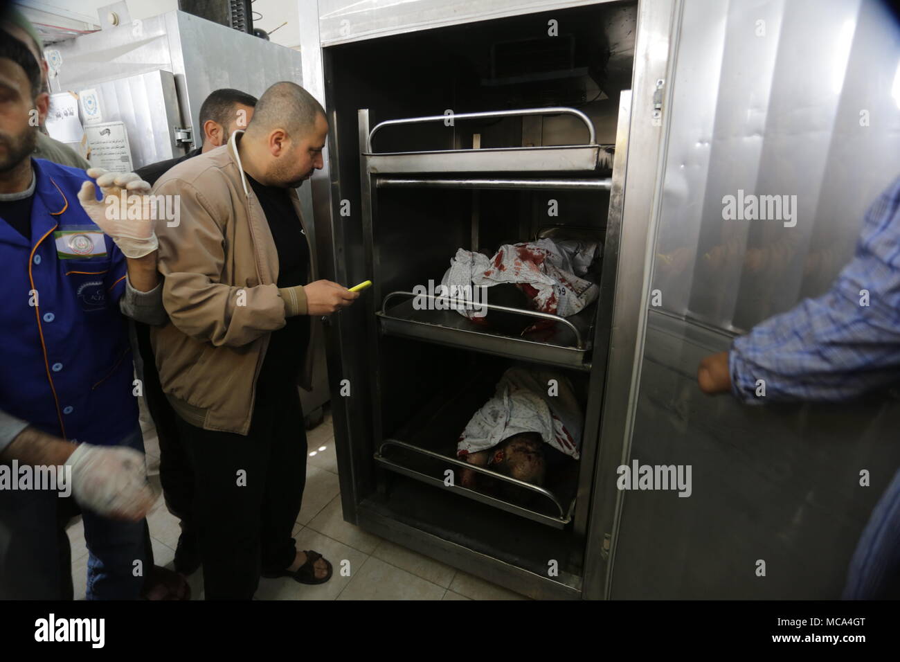 Gaza, den 14. April 2018. Die Körper von zwei Männern, die in einer Explosion getötet wurden, liegen im Leichenschauhaus von al-najjar Krankenhaus, östlich von Rafah, im südlichen Gazastreifen, 14. April 2018. Al-Quds-Brigaden, der bewaffnete Arm der Palästinensischen Islamischen Dschihad Organisation, sagte, dass vier seiner Kämpfer während einer Mission der militärischen Einrichtung, Zubereitungen und Verarbeitung getötet wurden. Foto: Abed Rahim Khatib/dpa Stockfoto