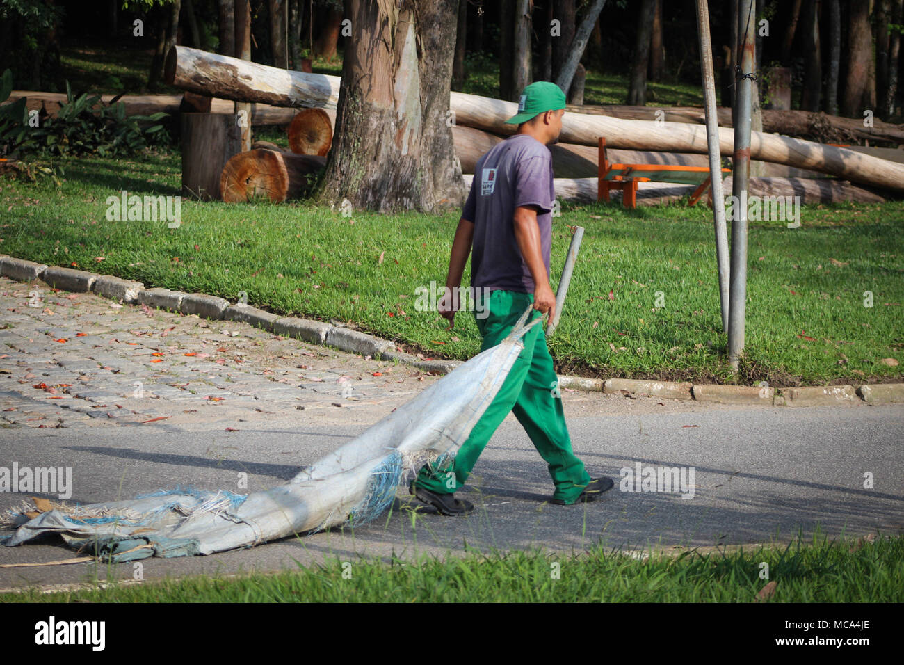 SÃO PAULO, SP - 14.04.2018: FAZ PREFEITURA LIMPEZA KEINE Parque do Carmo - Stadt Beamte machen allgemeine Reinigung im Parque do Carmo, die am Samstag wieder geöffnet wurde, nach fast zwei Monaten geschlossen, es gab viel Schmutz in den Park angesammelt. Samstag (14). (Foto: Bruno Amaral/Fotoarena) Stockfoto