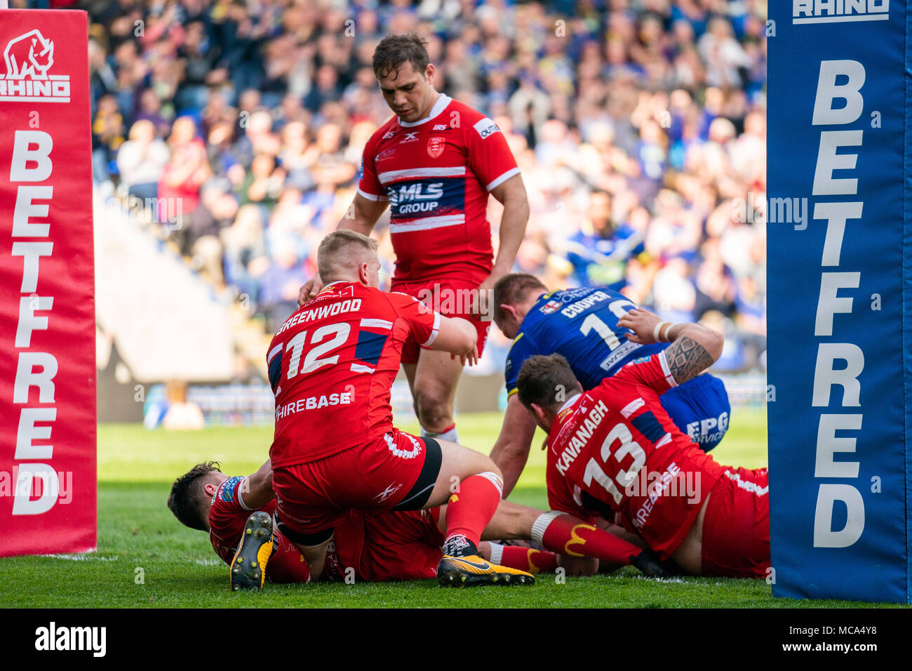 Der Warrington Wolves Mike Cooper Kerben seine Seiten zuerst versuchen, 14. April 2018, Halliwell Jones Stadium Mike Gregory Weg, Warrington, WA2 7NE, England; Betfred Super League Rugby, Runde 11, Warrington Wolves v Hull Kingston Rovers Stockfoto