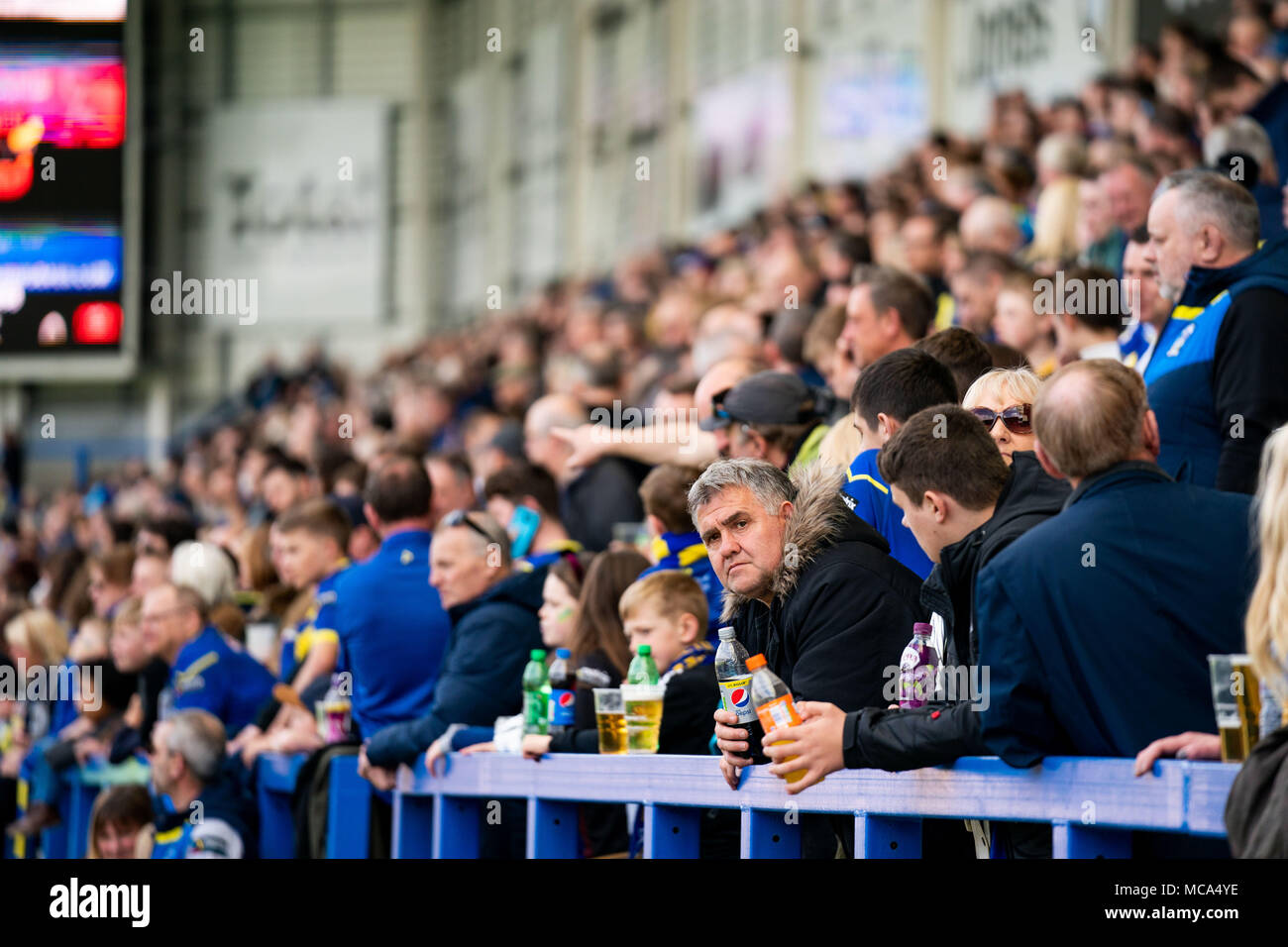 Ventilatoren für Kick Off 14. April 2018 warten, der Halliwell Jones Stadium Mike Gregory Weg, Warrington, WA2 7NE, England; Betfred Super League Rugby, Runde 11, Warrington Wolves v Hull Kingston Rovers Stockfoto
