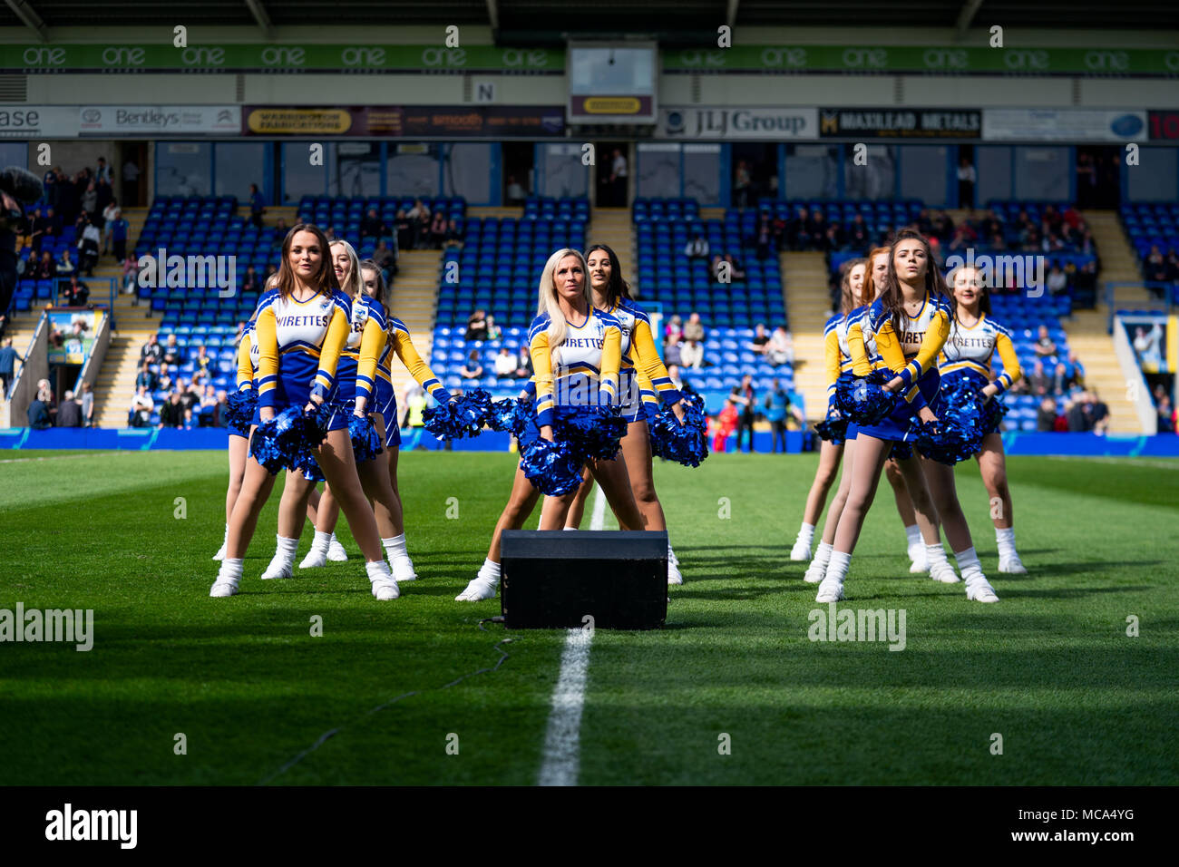 Cheer Leader vor dem Kick Off 14. April 2018, Halliwell Jones Stadium Mike Gregory Weg, Warrington, WA2 7NE, England; Betfred Super League Rugby, Runde 11, Warrington Wolves v Hull Kingston Rovers Stockfoto