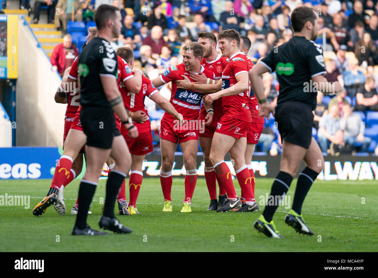 Von Hull Chris Atkin feiert scoring Versuchen mit Teamkollegen 14. April 2018, Halliwell Jones Stadium Mike Gregory Weg, Warrington, WA2 7NE, England; Betfred Super League Rugby, Runde 11, Warrington Wolves v Hull Kingston Rovers Stockfoto