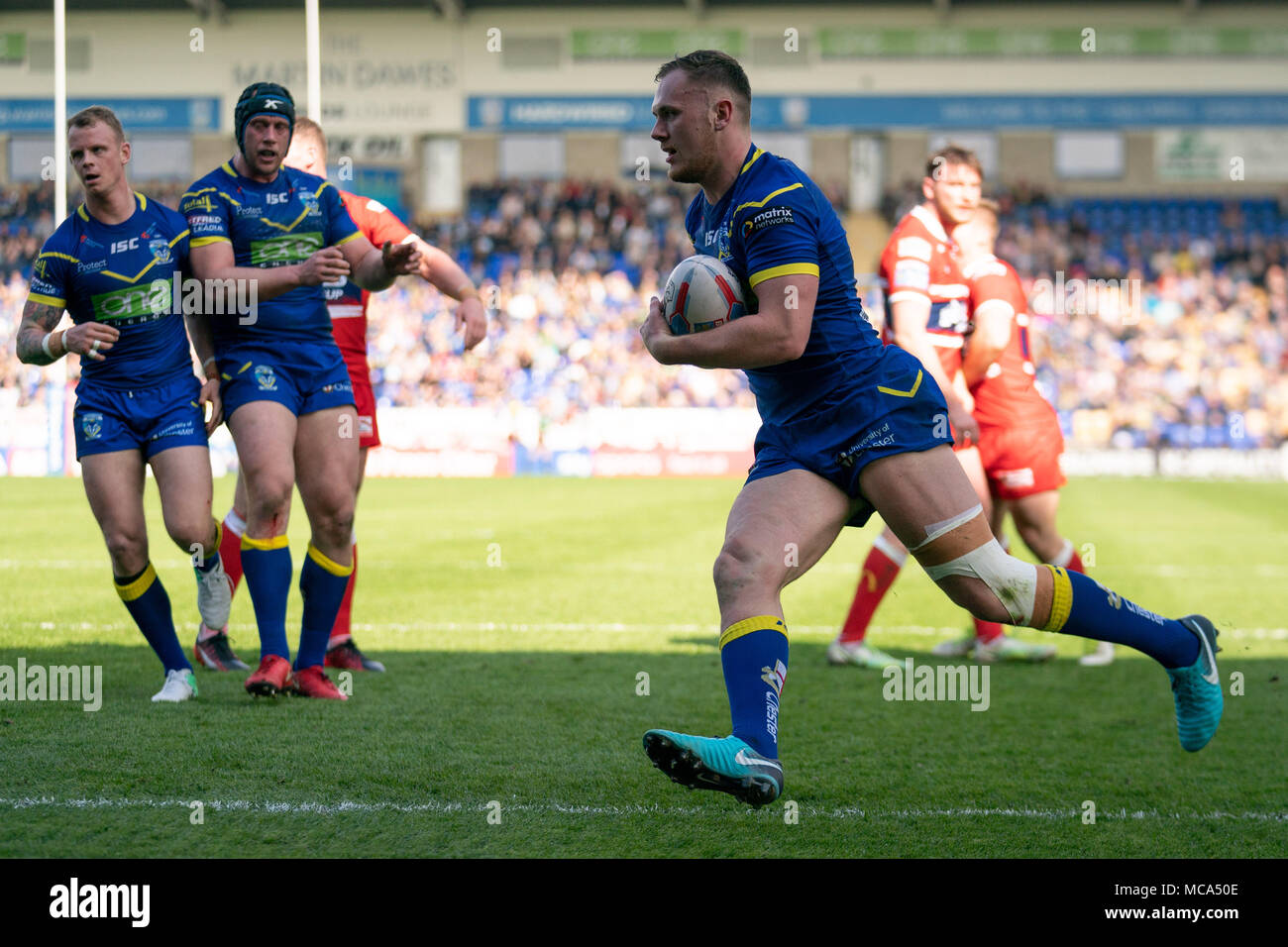 Der Warrington Wolves Ben Currie Kerben seine Seiten Dritte versuchen, 14. April 2018, Halliwell Jones Stadium Mike Gregory Weg, Warrington, WA2 7NE, England; Betfred Super League Rugby, Runde 11, Warrington Wolves v Hull Kingston Rovers Stockfoto