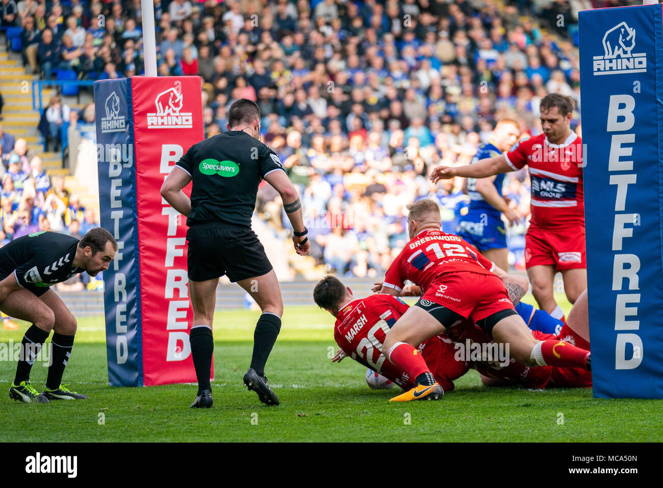 Der Warrington Wolves Mike Cooper Kerben seine Seiten zuerst versuchen, 14. April 2018, Halliwell Jones Stadium Mike Gregory Weg, Warrington, WA2 7NE, England; Betfred Super League Rugby, Runde 11, Warrington Wolves v Hull Kingston Rovers Stockfoto