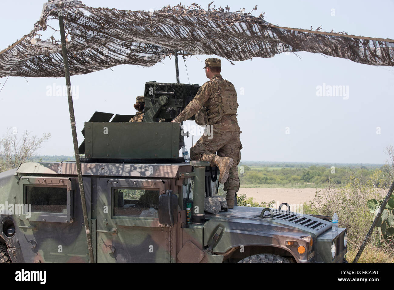 Texas National Guard Truppen Mann einen Beobachtungsposten entlang dem Rio Grande Fluss entlang der United States-Mexico Grenze im Süden von Texas. Stockfoto