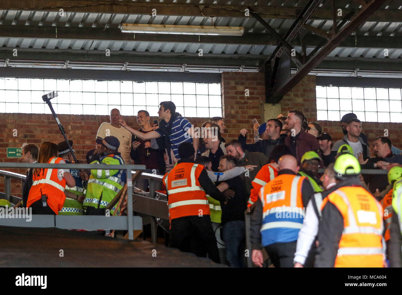 London, UK, 14. April 2018. Eine Auswahl von Crystal Palace Fans verspotten Fans in Brighton. Premier League match, Crystal Palace v Brighton & Hove Albion an Selhurst Park in London am Samstag, 14. April 2018. pic von Kieran Clarke/Andrew Orchard sport Fotografie/Alamy Live Nachrichten Leitartikel nur verwenden, eine Lizenz für die gewerbliche Nutzung erforderlich. Keine Verwendung in Wetten, Spiele oder einer einzelnen Verein/Liga/player Publikationen Credit: Andrew Orchard sport Fotografie/Alamy leben Nachrichten Stockfoto