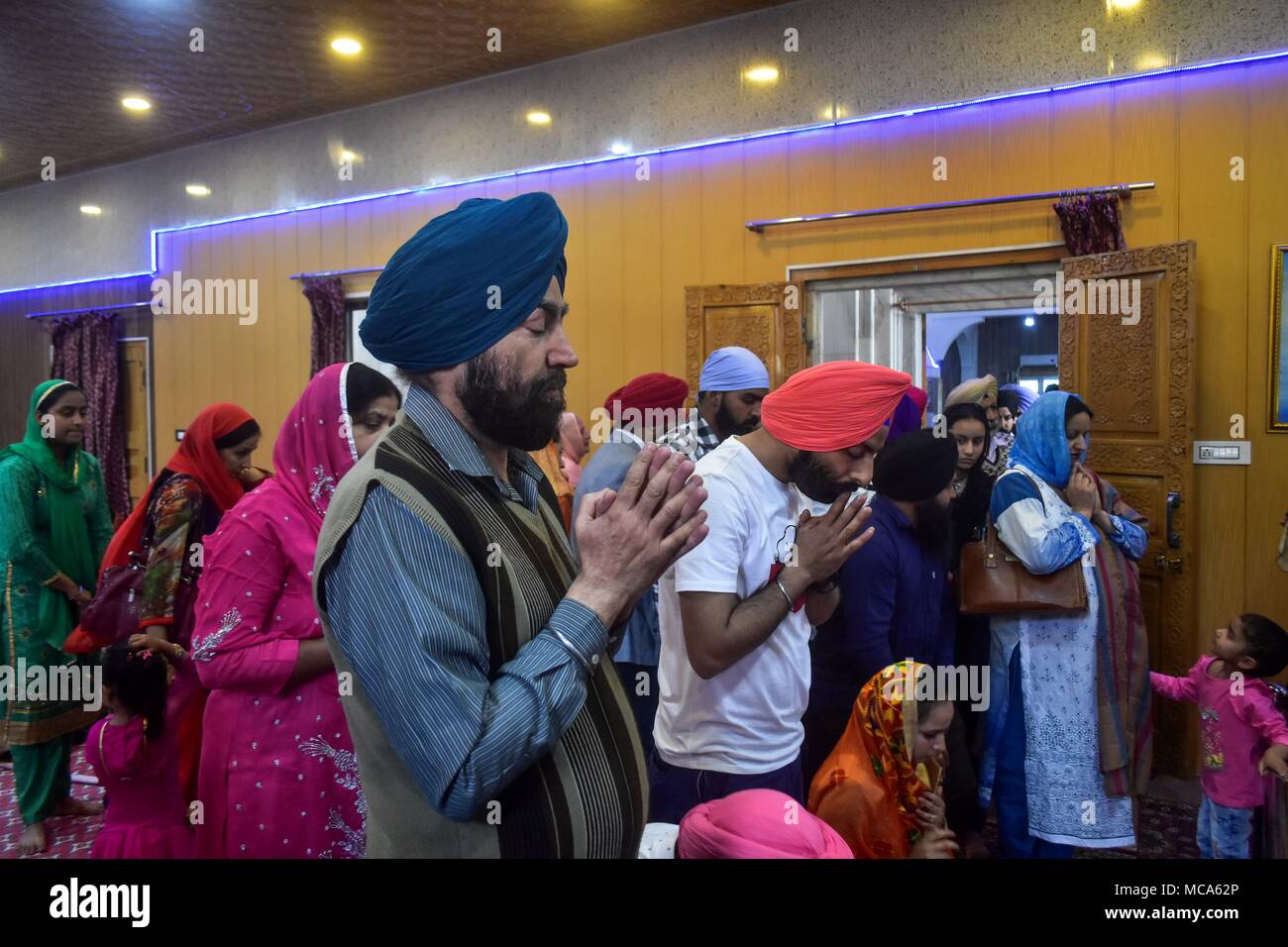 Kaschmir, Indien, 14. April 2018. Sikh Gläubige beten im gurdwara oder einem Sikh Tempel während der Baisakhi Festival in Srinagar, Indien verwalteten Kaschmir. Baisakhi, markiert die Sikh neues Jahr und ist auch bekannt als Erntedankfest in vielen nördlichen Bundesstaaten Indiens. Credit: SOPA Images Limited/Alamy leben Nachrichten Stockfoto