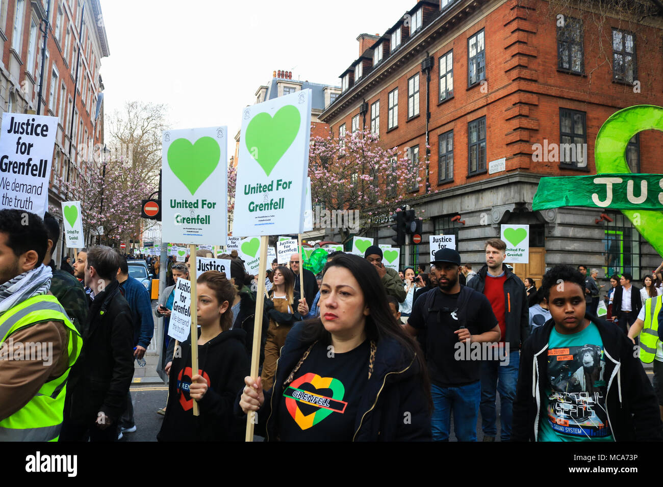 London, Großbritannien. 14. April 2018. Verwandte von Hinterbliebenen und Grenfell überlebenden marschierten von Kensington und Chelsea Rathaus auf dem 10. Monat Jahrestag der Brandkatastrophe Grenfell Gerechtigkeit und Rehousing für die Familien, die durch den Brand Tragödie am 14. Juni 2017 Credit betroffen waren: Amer ghazzal/Alamy leben Nachrichten Stockfoto