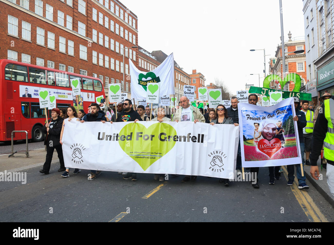 London, Großbritannien. 14. April 2018. Verwandte von Hinterbliebenen und Grenfell überlebenden marschierten von Kensington und Chelsea Rathaus auf dem 10. Monat Jahrestag der Brandkatastrophe Grenfell Gerechtigkeit und Rehousing für die Familien, die durch den Brand Tragödie am 14. Juni 2017 Credit betroffen waren: Amer ghazzal/Alamy leben Nachrichten Stockfoto