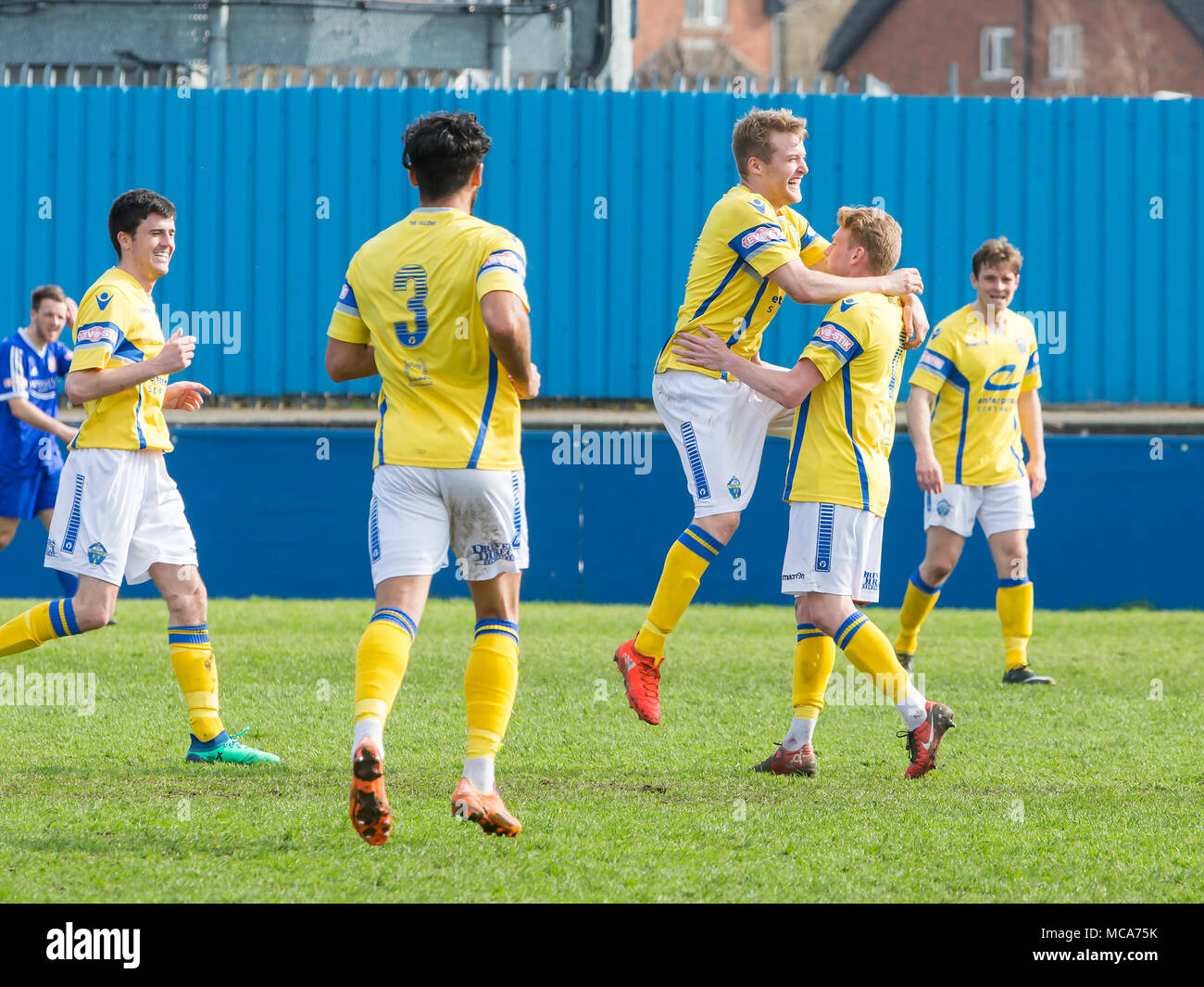 Farsley, UK, 14. April 2018. Scorer der Warrington Stadt ihr erstes Ziel, Hayhurst, gratuliert Sean Williams nach dem Scoring Das zweite Ziel gegen Farsley Keltischen während Warrington von 2-0 am Samstag, 14. April 2018 in der Spitze der Tabelle Zusammentreffen am Ende der Saison: John Hopkins/Alamy Live News Credit: John Hopkins/Alamy leben Nachrichten Stockfoto