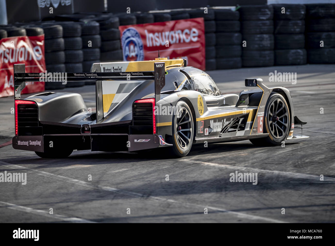 Long Beach, Kalifornien, USA. 13 Apr, 2018. April 13, 2018 - Long Beach, Kalifornien, USA: Die Mustang Probenahme Racing Cadillac DPI Autorennen durch die dreht in der Bubba Burger Sportwagen Grand Prix am Long Beach in den Straßen von Long Beach in Long Beach, Kalifornien. Quelle: Walter G Arce Sr Asp Inc/ASP/ZUMA Draht/Alamy leben Nachrichten Stockfoto