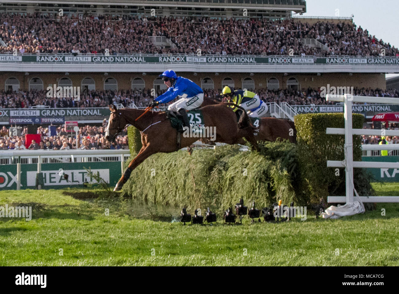 Randox Gesundheit Grand National, Aintree, Liverpool, Merseyside. 14. April 2018. Grand National Pferde & Reiter Rennen auf der Tribüne Wasser springen. Credit: Mediaworld Images/Alamy leben Nachrichten Stockfoto