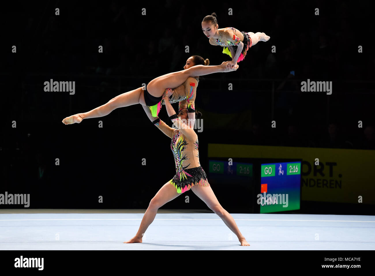 Antwerpen, Belgien. 14 Apr, 2018. Duan Yushan, Ji Jieyu Qiuqiong und Liu (CHN) konkurrieren in der Frauen Gruppe Final während der 26 WM-Akrobatik Gymnastik 2018 bei Lotto Arena am Samstag, den 14. April 2018. Antwerpen, Belgien. Credit: Taka G Wu Credit: Taka Wu/Alamy leben Nachrichten Stockfoto