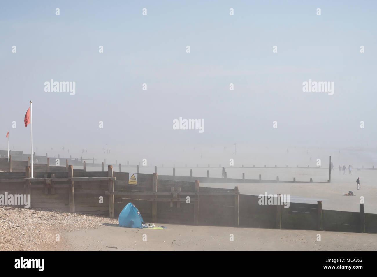 West Wittering, Sussex. Samstag, 14. April 2018. Nebel treiben im Meer am Strand am Nachmittag nach einem Tag mit Sonnenschein. Credit: RTimages/Alamy leben Nachrichten Stockfoto