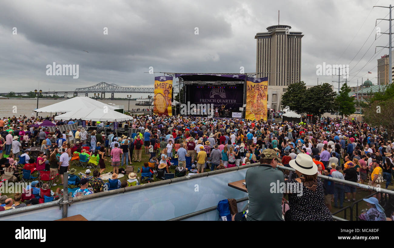 New Orleans, USA. 13 Apr, 2018. 2018 French Quarter Festival in New Orleans, LA begann am 12. April mit über 20 Stufen auf der River Walk und die Straßen des French Quarter. Credit: Tom Pumphret/Alamy leben Nachrichten Stockfoto