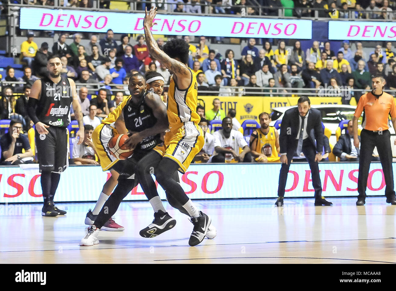 Lafayette Oliver (Segafredo Virtus Bologna) während der CAMPIONATO WARENKORB SERIE A 2017/18 basketball Match zwischen FIAT AUXILIUM TORINO VS SEGAFREDO VIRTUS BOLOGNA auf PalaRuffini am 14 April, 2018 in Turin, Italien. Quelle: FABIO UDINE/Alamy leben Nachrichten Stockfoto