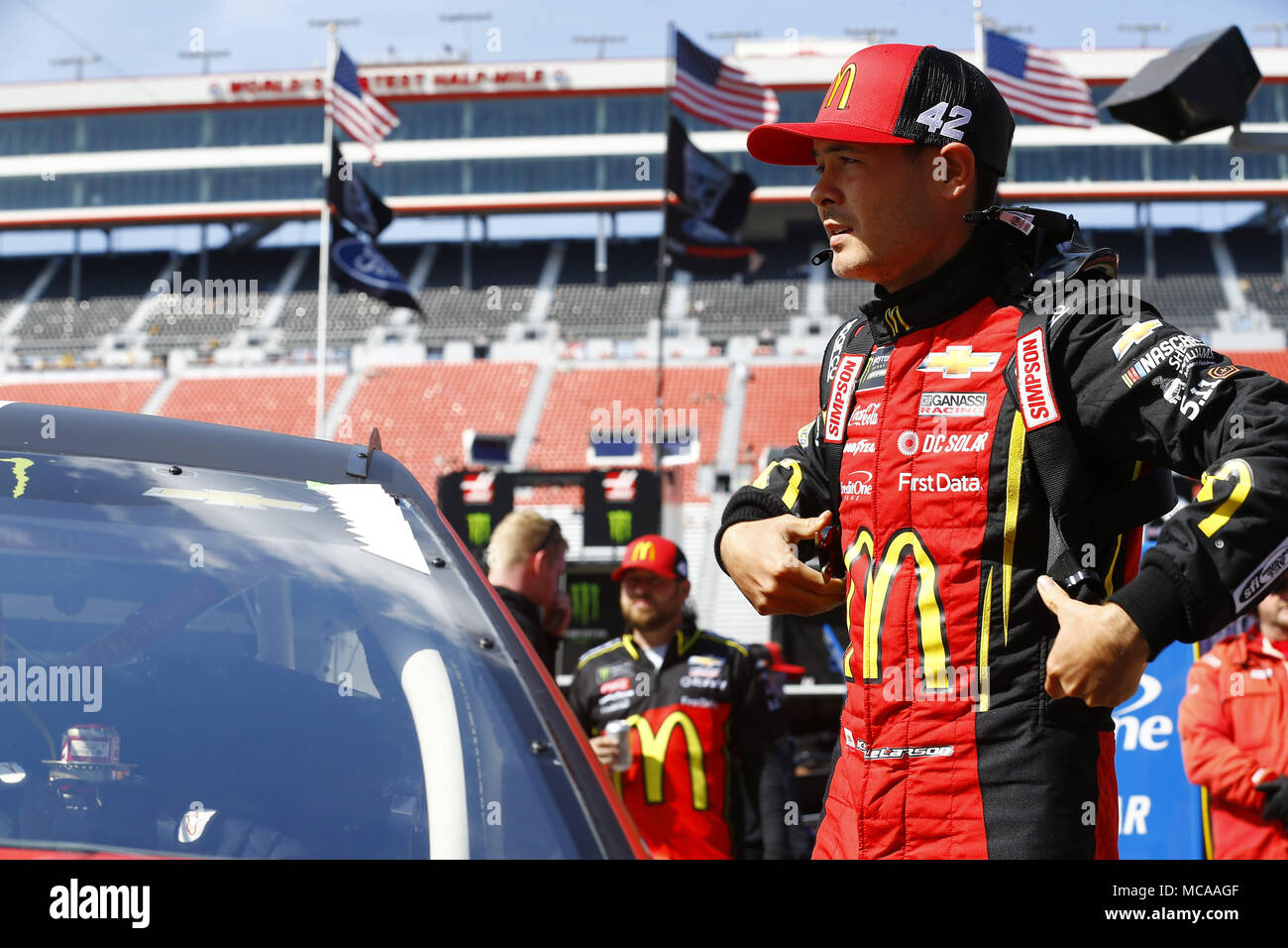 Bristol, Tennessee, USA. 14 Apr, 2018. April 14, 2018 - Bristol, Tennessee, USA: Kyle Larson (42) hängt heraus auf grubestraße vor der endgültigen Praxis für das Food City 500 in Bristol Motor Speedway in Bristol, Tennessee. Quelle: Chris Owens Asp Inc/ASP/ZUMA Draht/Alamy leben Nachrichten Stockfoto