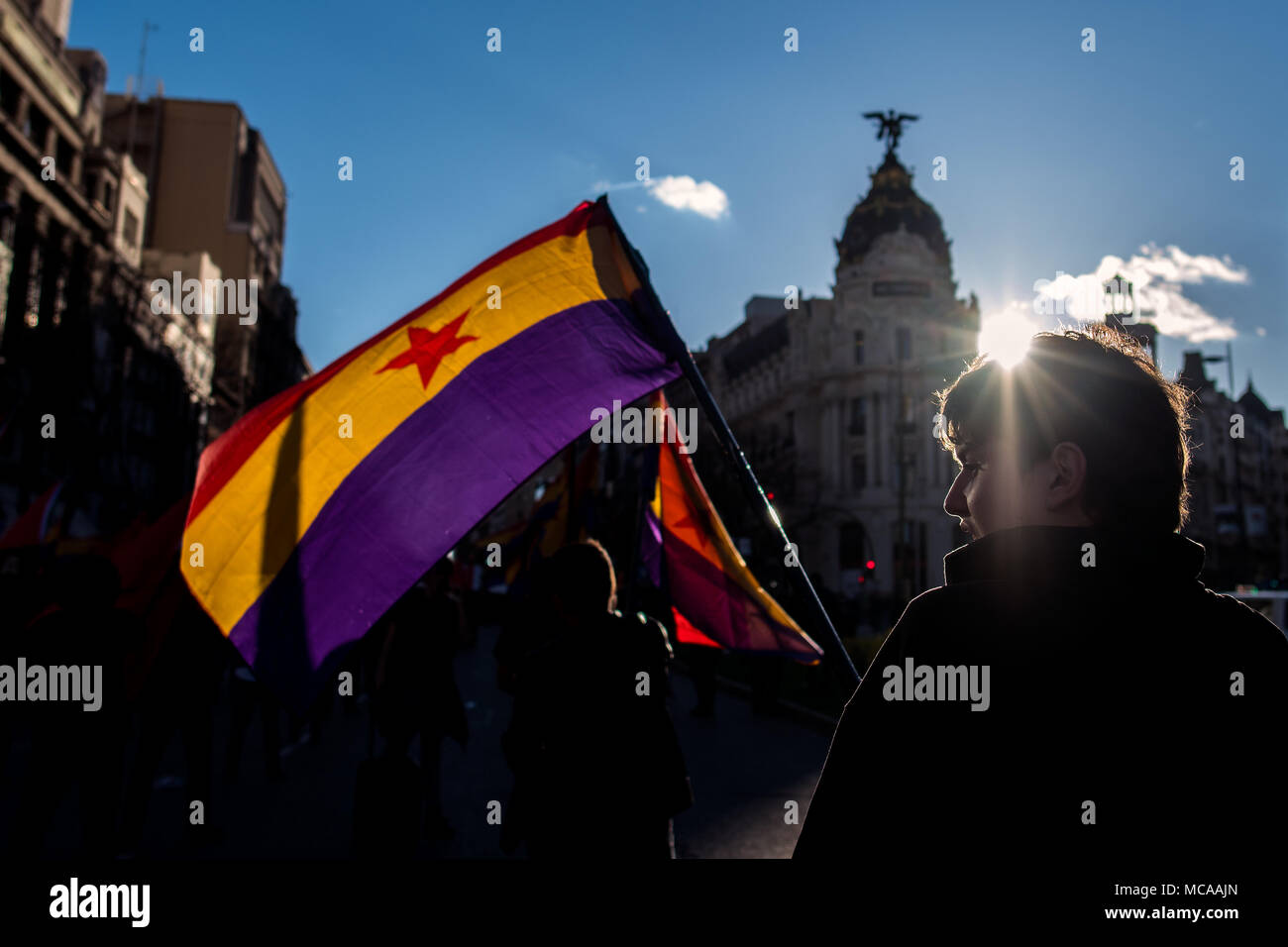 Madrid, Spanien. 14 Apr, 2018. Ein Mann marschieren mit republikanischen Fahnen am Jahrestag der Ausrufung der Zweiten Spanischen Republik, in Madrid, Spanien. Credit: Marcos del Mazo/Alamy leben Nachrichten Stockfoto