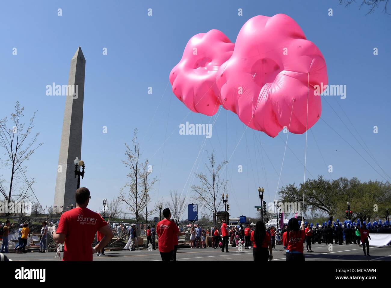 Washington, USA. 14 Apr, 2018. Cherry Ballone sind während des jährlichen National Cherry Blossom Festival Parade in Washington, DC, USA, am 14. April 2018 gesehen. Die Parade ist eines der größten öffentlichen Veranstaltungen der US-Hauptstadt des Jahres, Tausende von Zuschauern. Credit: Yang Chenglin/Xinhua/Alamy leben Nachrichten Stockfoto