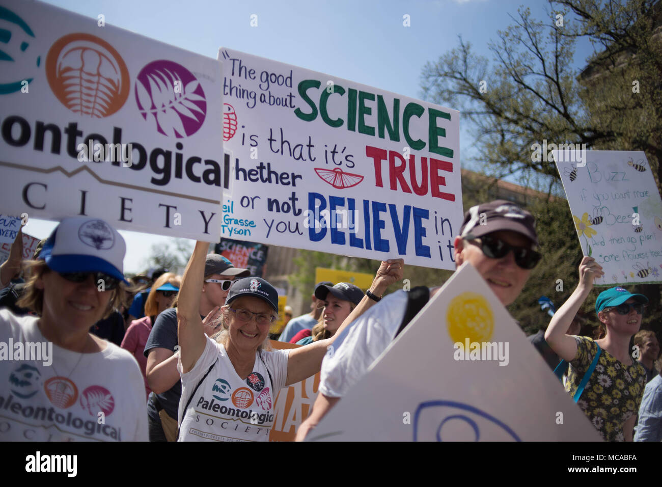 Washington, D.C., USA, 14. April 2018 Demonstranten gehen sie mit Schilder und Banner auf der Constitution Avenue im März für Wissenschaft, eine Rallye durch das gemeinnützige Nature Conservancy gefördert. Quelle: Michael Candelori/Alamy leben Nachrichten Stockfoto