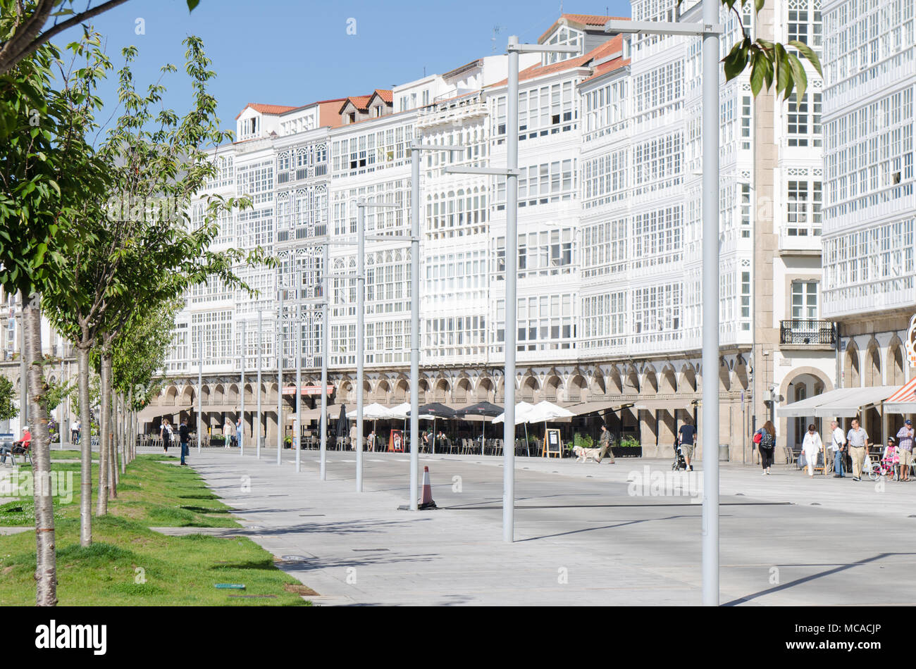 Traditionelle weiße Holz- verglasten Fenstern in der Hauptstraße in A Coruna, Galicien, Spanien. Stockfoto