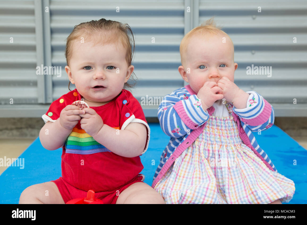Zwillinge, 10 Monate alt Stockfoto