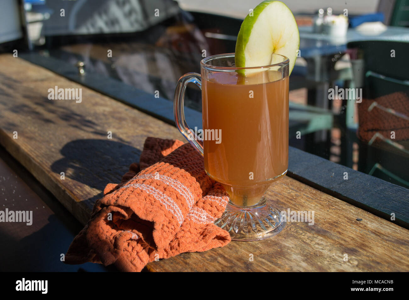 Ein Biss in ein straßencafe ergreifen. Gesicht sandwich Öffnen, hot Apple Cider, der Innenstadt von Beaufort, North Carolina. Lecker beginnt erst das Essen zu beschreiben. Stockfoto