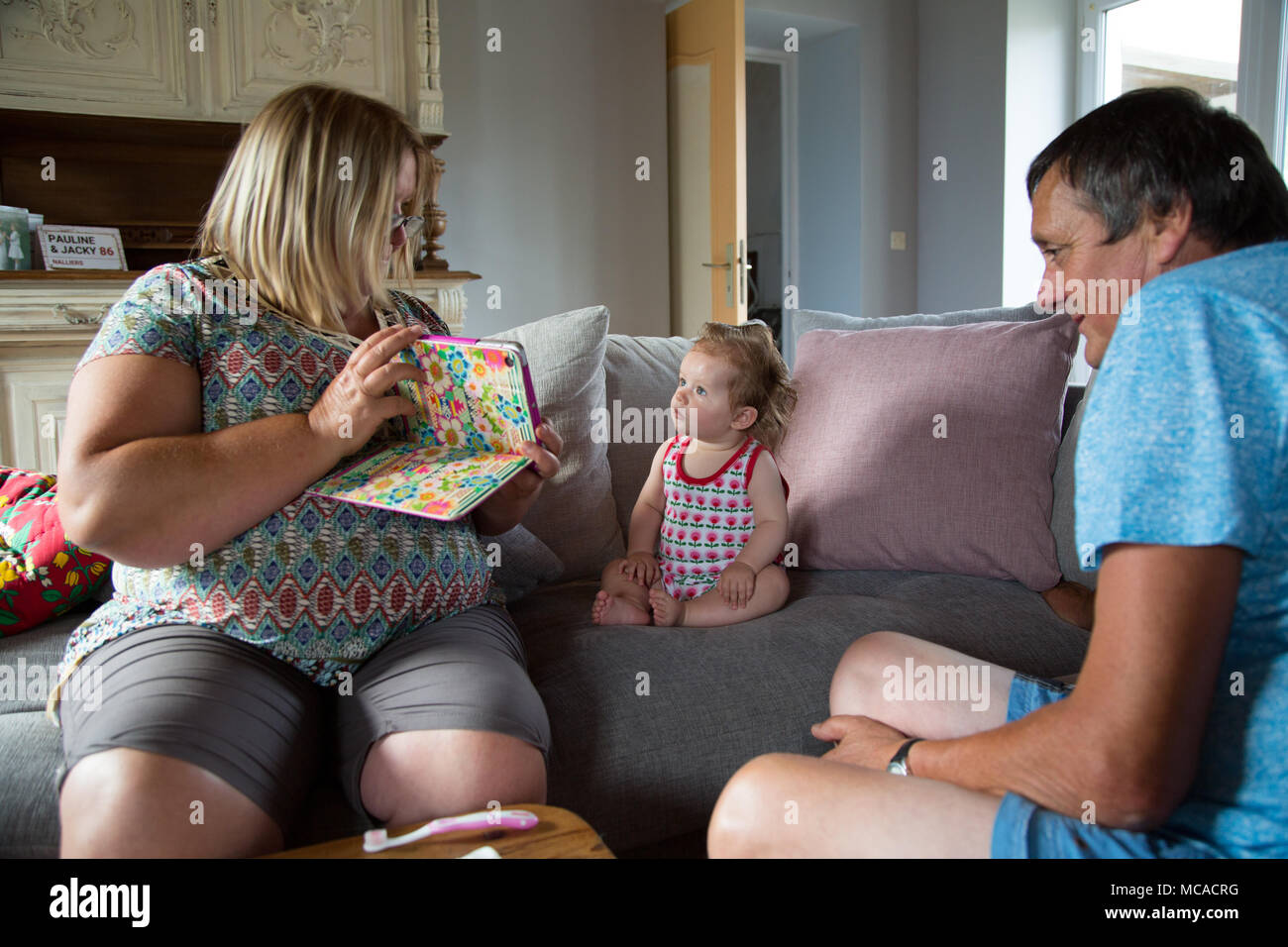 Onkel und tante mit ihrer nichte Fotos und Bildmaterial in hoher Auflösung Alamy