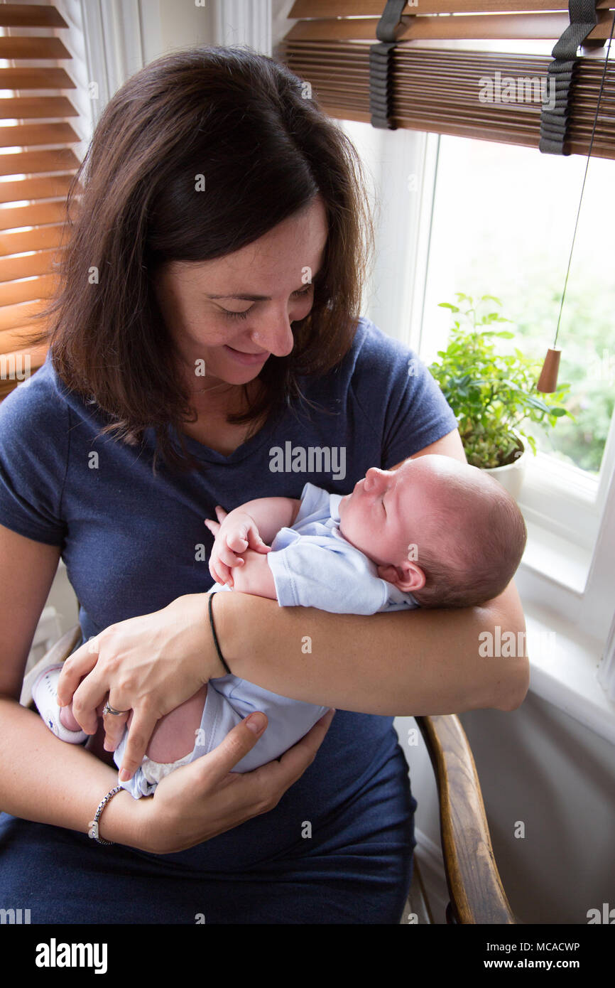 Eine Altere Mutter Halt Ihren Neugeborenen Sohn Stockfotografie Alamy