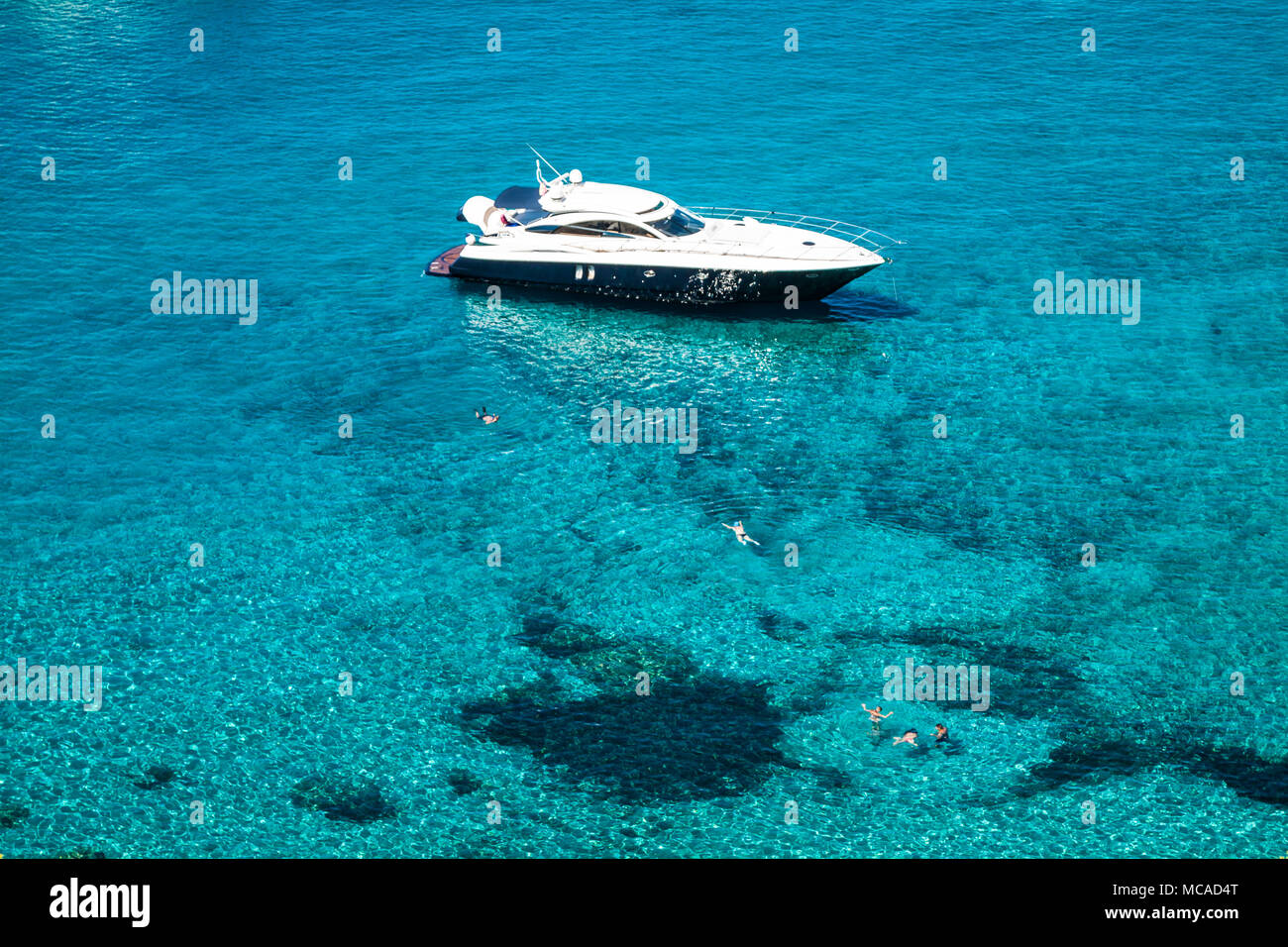 Luxus-Yacht in Türkis Illetes Formentera Mittelmeer Balearen Stockfoto