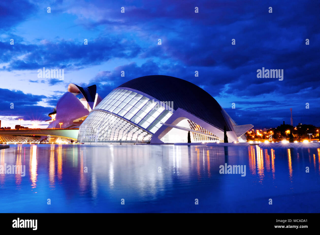 Hemisferic futuristische Gebäude Panorama in der Stadt der Künste und der Wissenschaften in der Nacht, Valencia, Spanien, Europa Stockfoto