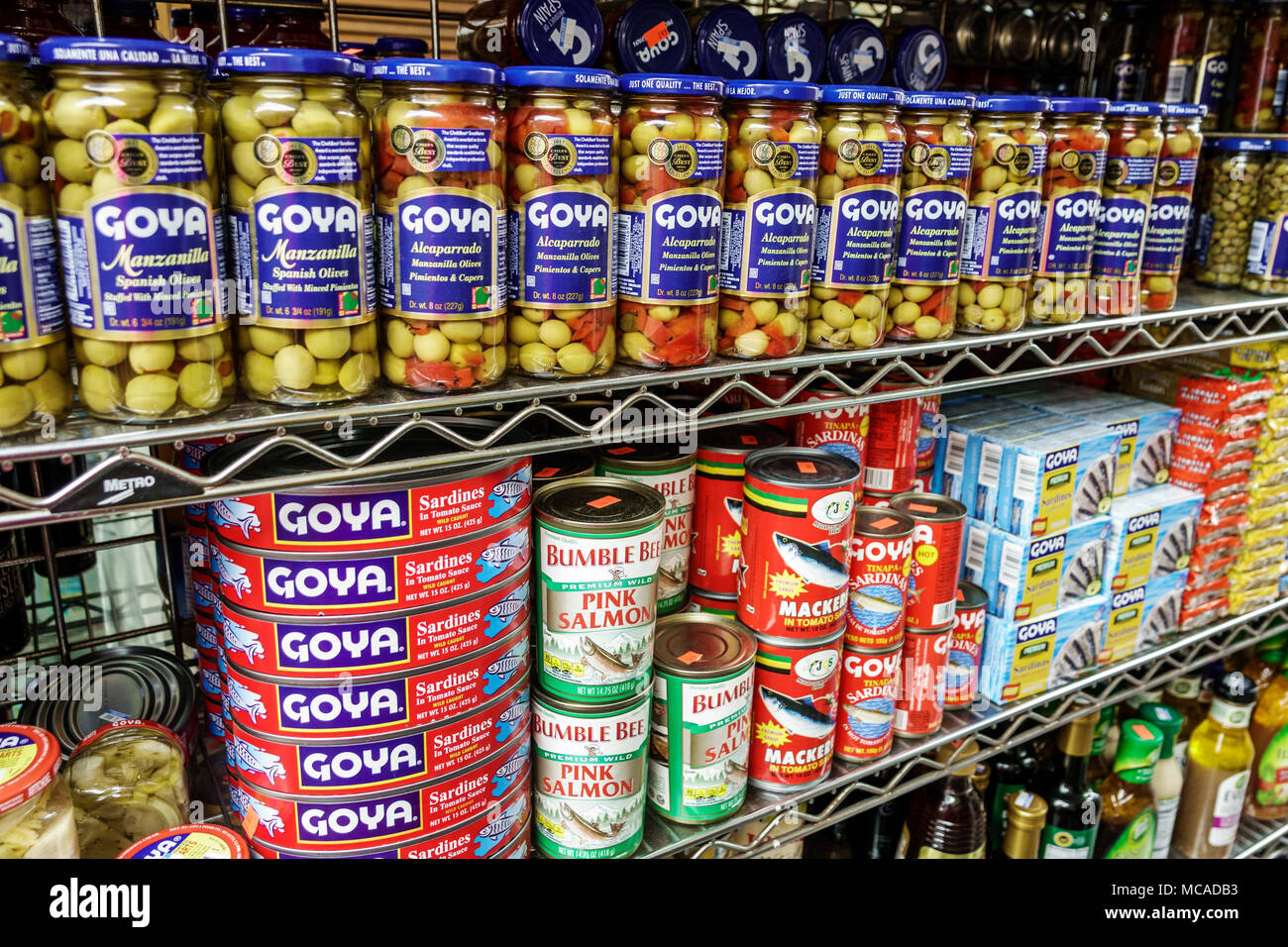 Miami Beach Florida, South Beach, La Playa, Markt, Supermarkt, Display, Oliven, Fischkonserven, Sardinen, Goya, lateinamerikanische Marke, Pringles, Kartoffelchips, Drahtregal, FL Stockfoto