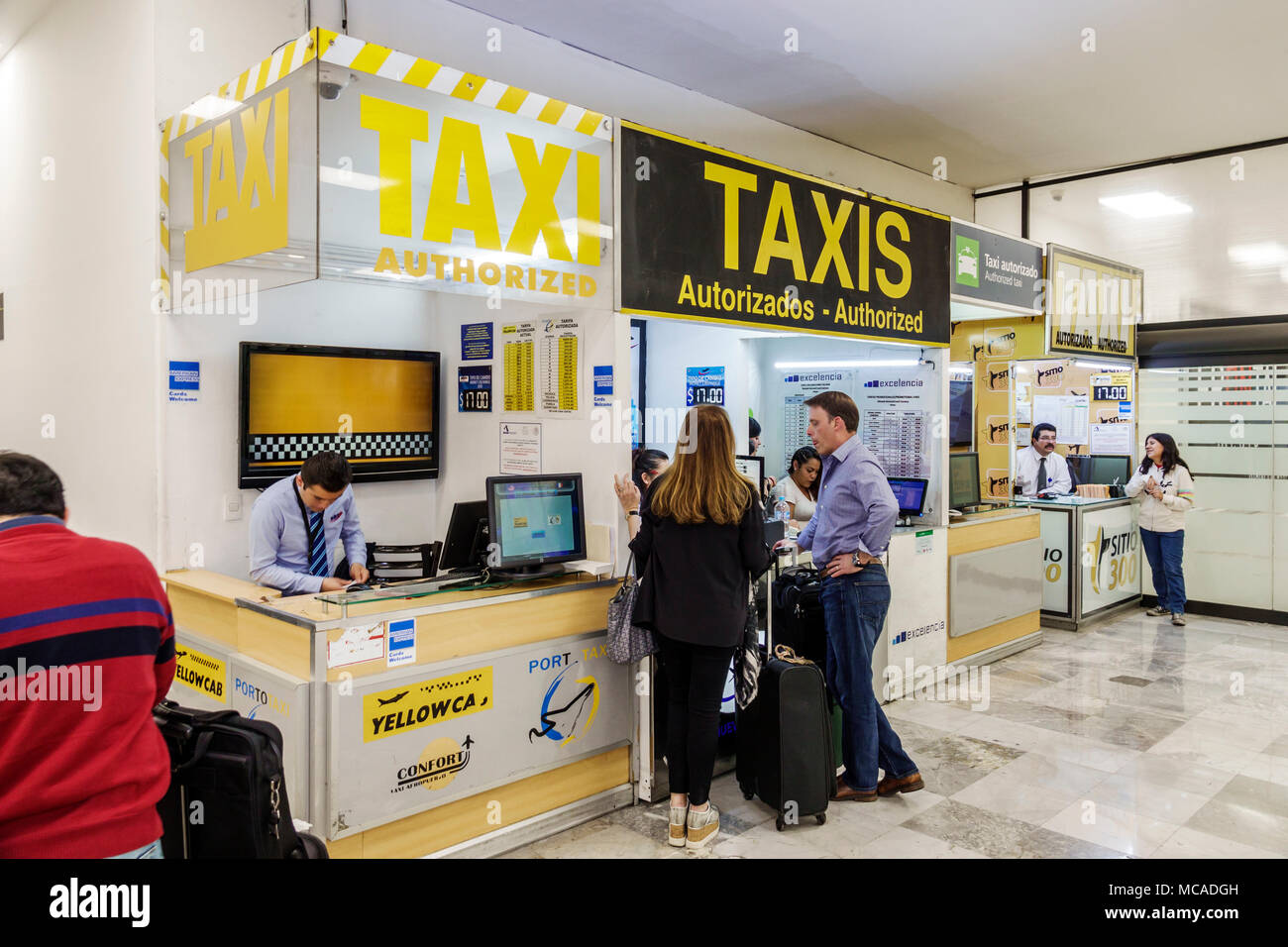 Mexiko-Stadt, Mexikanisch, Hispanic, Benito Juarez International Airport MEX, Terminal, Taxi-Kiosk, Bodentransport, Agent, Mann, Männer, Frau, Frauen, M Stockfoto