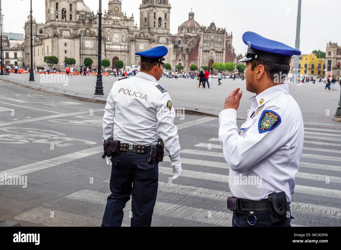 Mexiko-Stadt, Mexikanisch, Hispanic, Centro historico, historisches Zentrum, Plaza de la Constitucion Constitution Zocalo, Männer, policia, Polizei, Policema Stockfoto