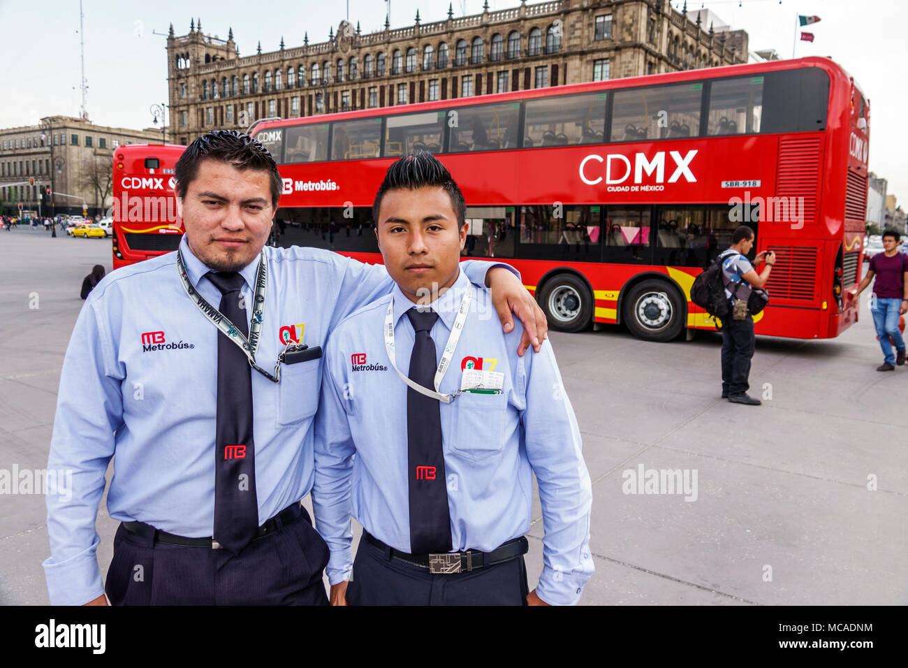 Mexiko-Stadt, Mexikanisch, Hispanic, Centro historico, historisches Zentrum, Plaza de la Constitucion Constitution Zocalo, Männer männlich, Fahrer, Charterbus, Moto Stockfoto