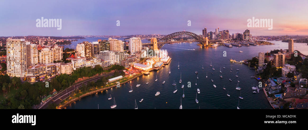 Rosa Sonnenuntergang über die Stadt Sydney CBD Grenzsteine um Sydney Harbour von der Sydney Harbour Bridge in erhöhten Antenne Panorama vom angeschlossenen Lavender Bay Stockfoto