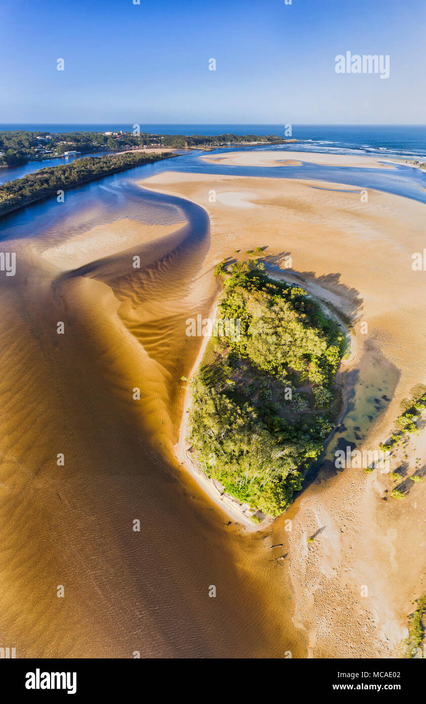 Mund Nambucca Fluss in Nambucca Heads Stadt bei der Eingabe der Pazifischen cloud mit flachen sandigen Flussbett und kleinen Sand Inseln bedeckt mit gumtree Stockfoto