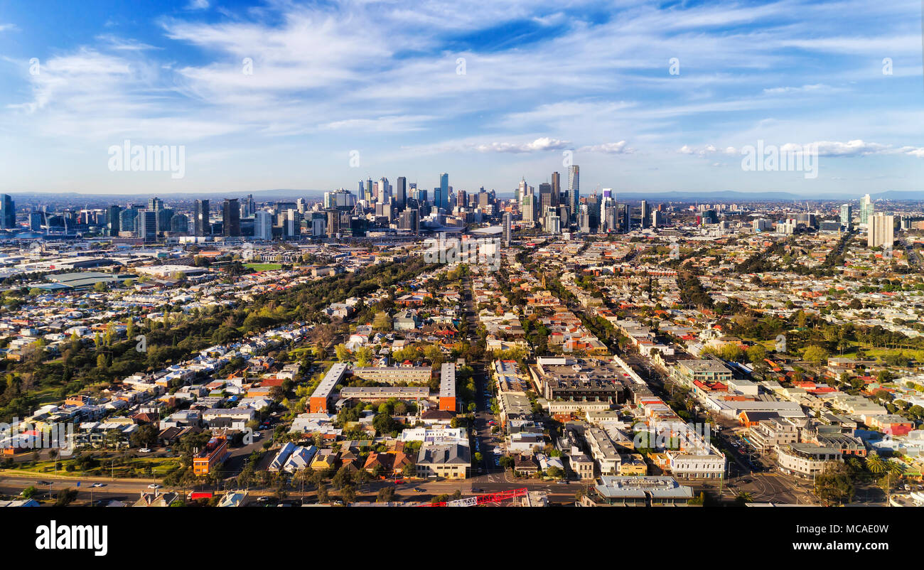 Führenden Straßen und Wohngebiete Vororten von Port Melbourne über Southbank, Melbourne CBD gegen den blauen Himmel in der Luft weite Aussicht. Stockfoto
