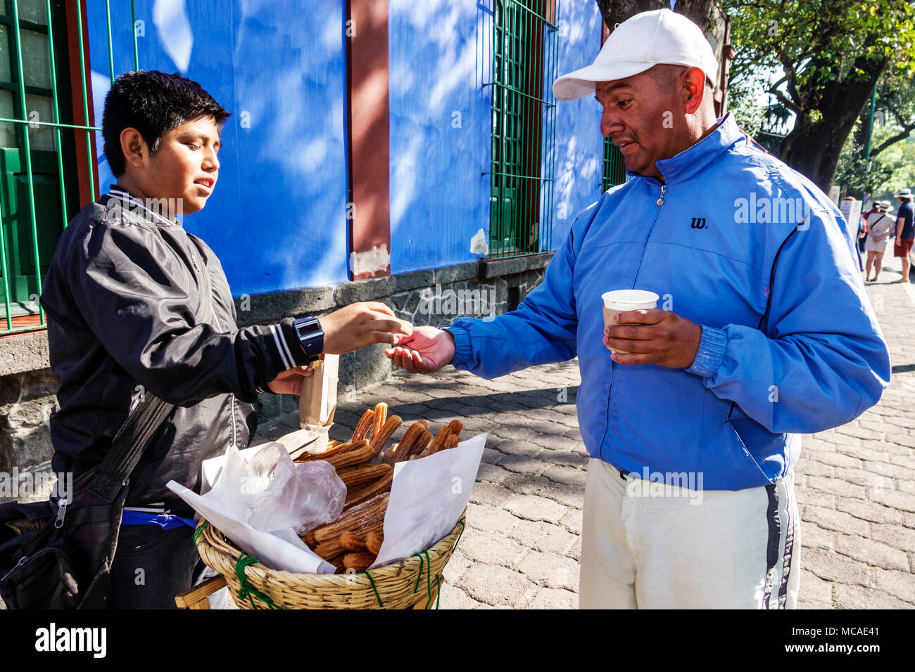 Mexiko-Stadt, Hispanic, Coyoacan, Del Carmen, Museo Frida Kahlo, Museum, Caza Azul, Blaues Haus, Außenansicht, Jungen, männliche Kinder, Kinder, männliche Männer Stockfoto