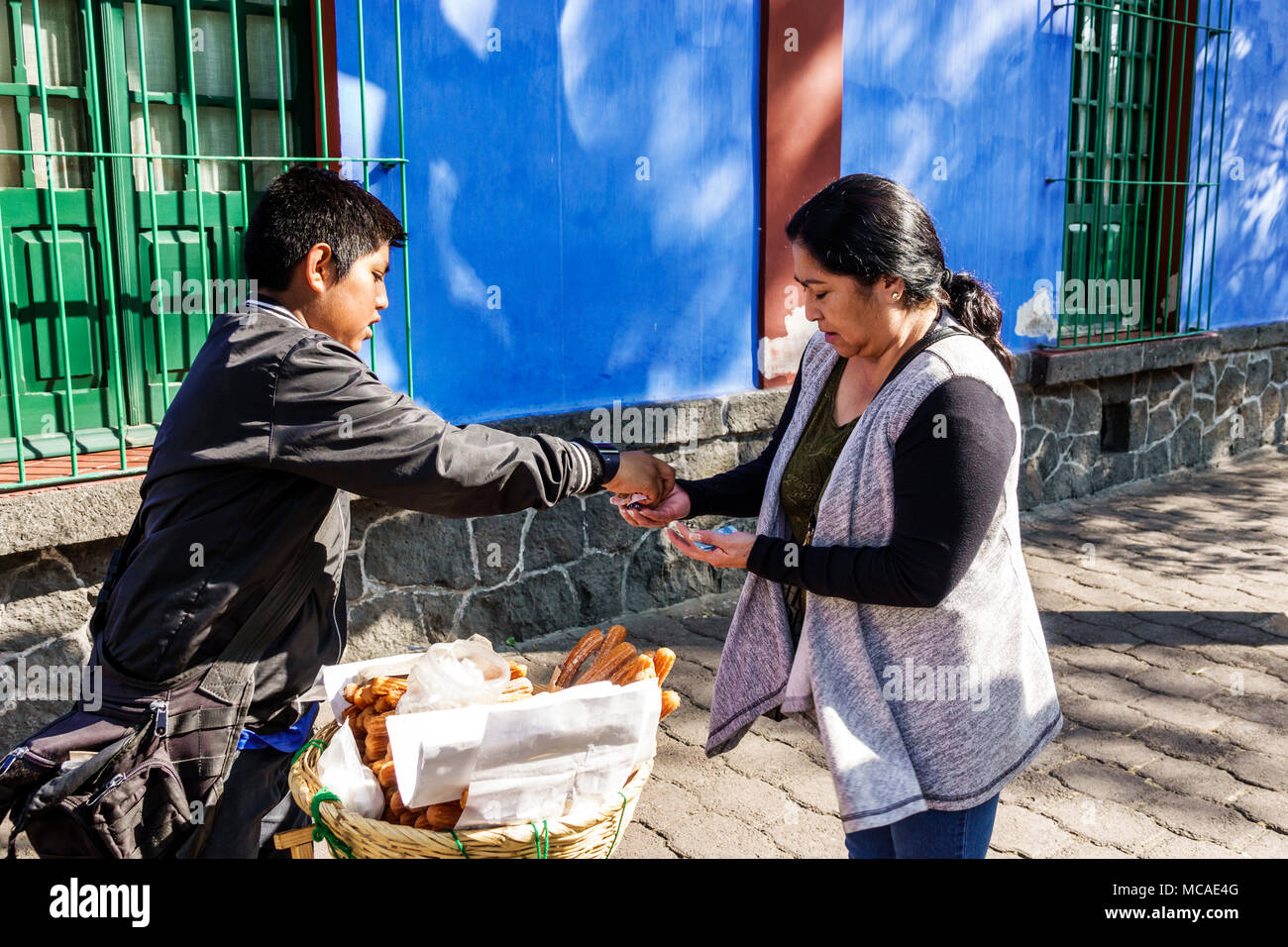 Mexiko-Stadt, Hispanic, Coyoacan, Del Carmen, Museo Frida Kahlo, Museum, Caza Azul, Blaues Haus, außen, junge Jungen, männliches Kind Kinder Kinder, arbeiten, Stockfoto