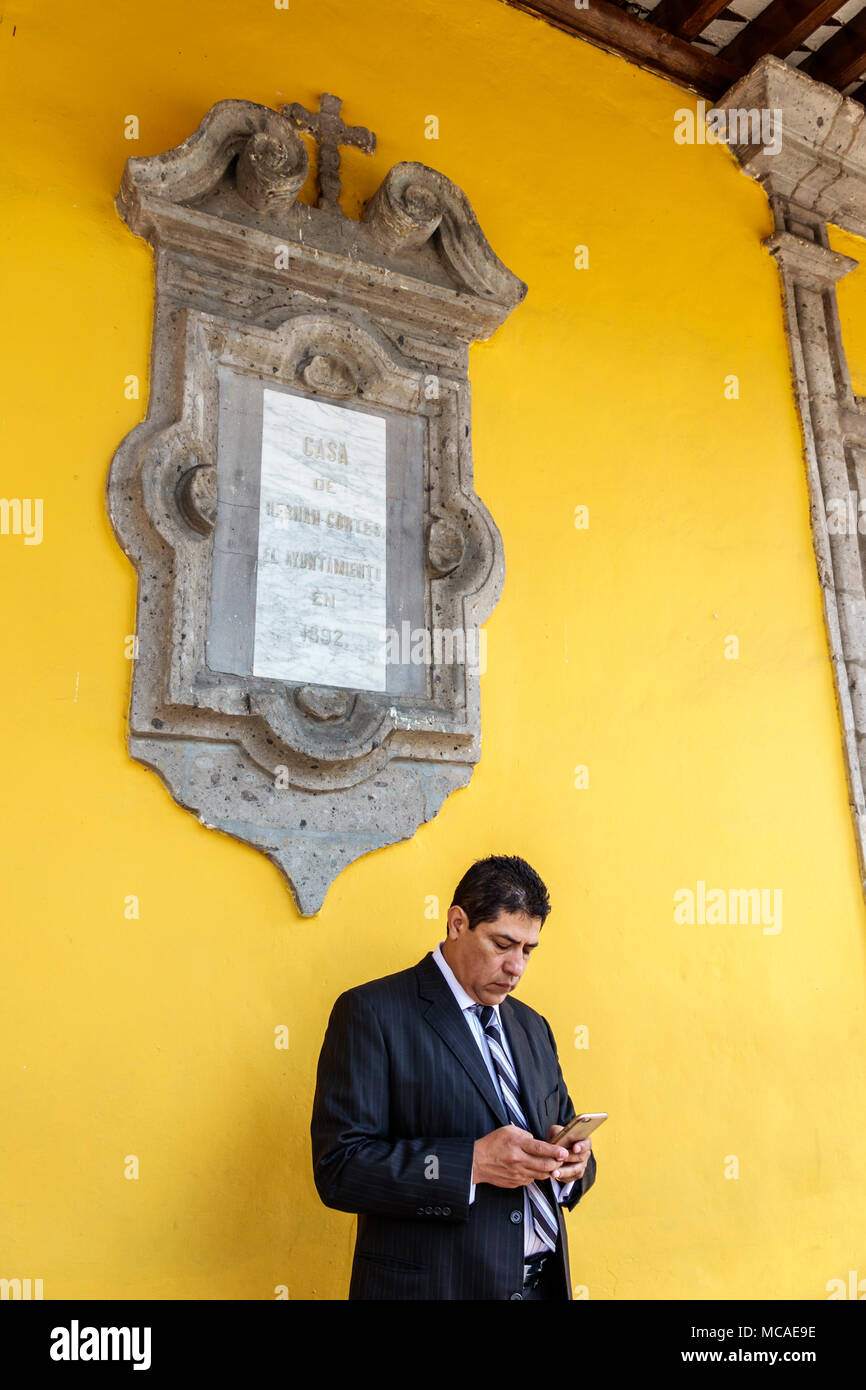 Mexiko-Stadt, Mexikanisch, Hispanic, Coyoacan, Del Carmen, Jardin Plaza Hidalgo, Hernan Cortes Haus, Rathaus, Außenansicht, gelbe Wand, Männer männlich, tragen Stockfoto