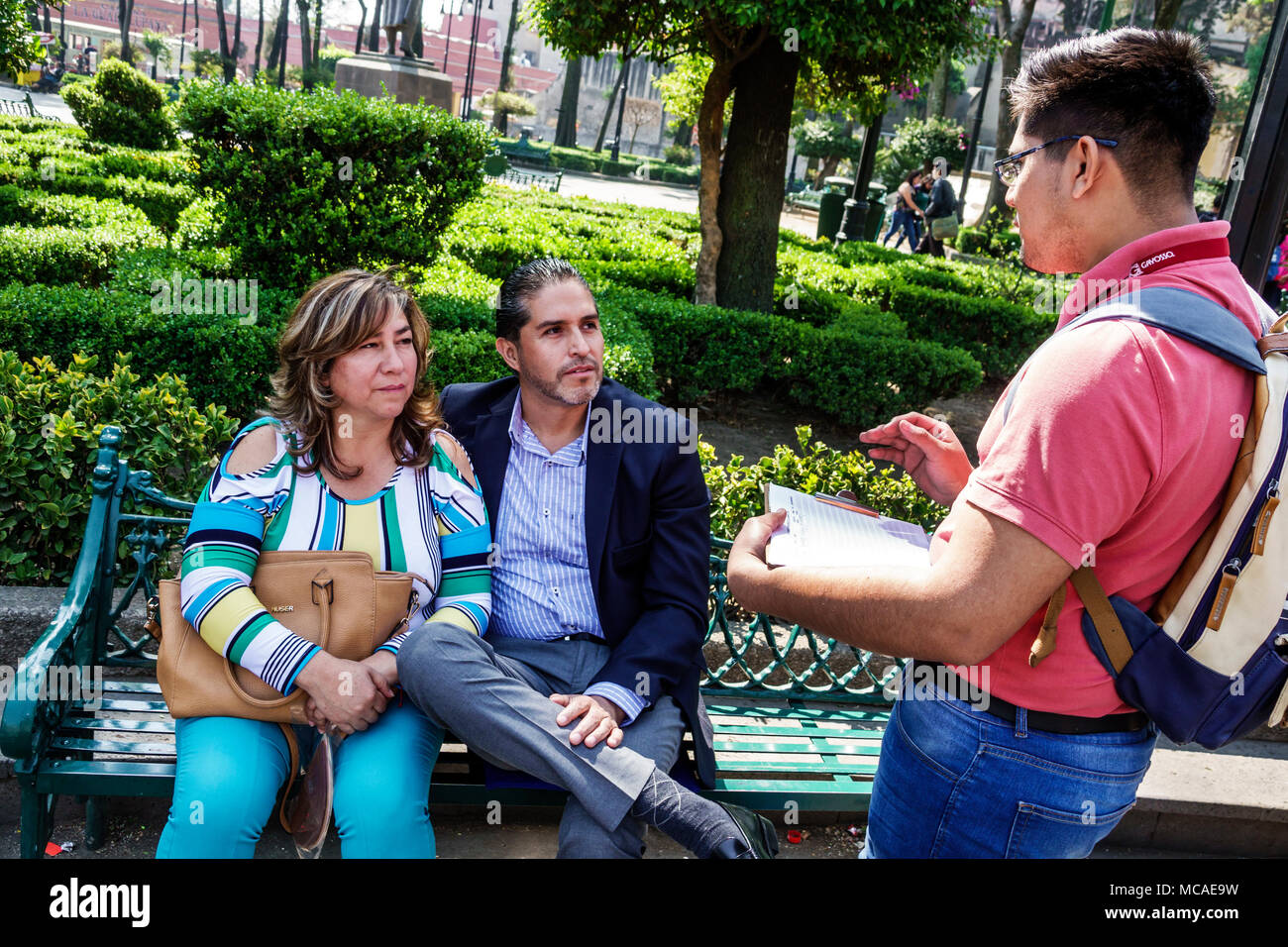 Mexiko-Stadt, Mexikanisch, Hispanic, Coyoacan, Del Carmen, Jardin Plaza Hidalgo, öffentlicher Park, Bank, Mann, Männer, Frauen, Jungen, Kinder, Kinder, Kinder Stockfoto