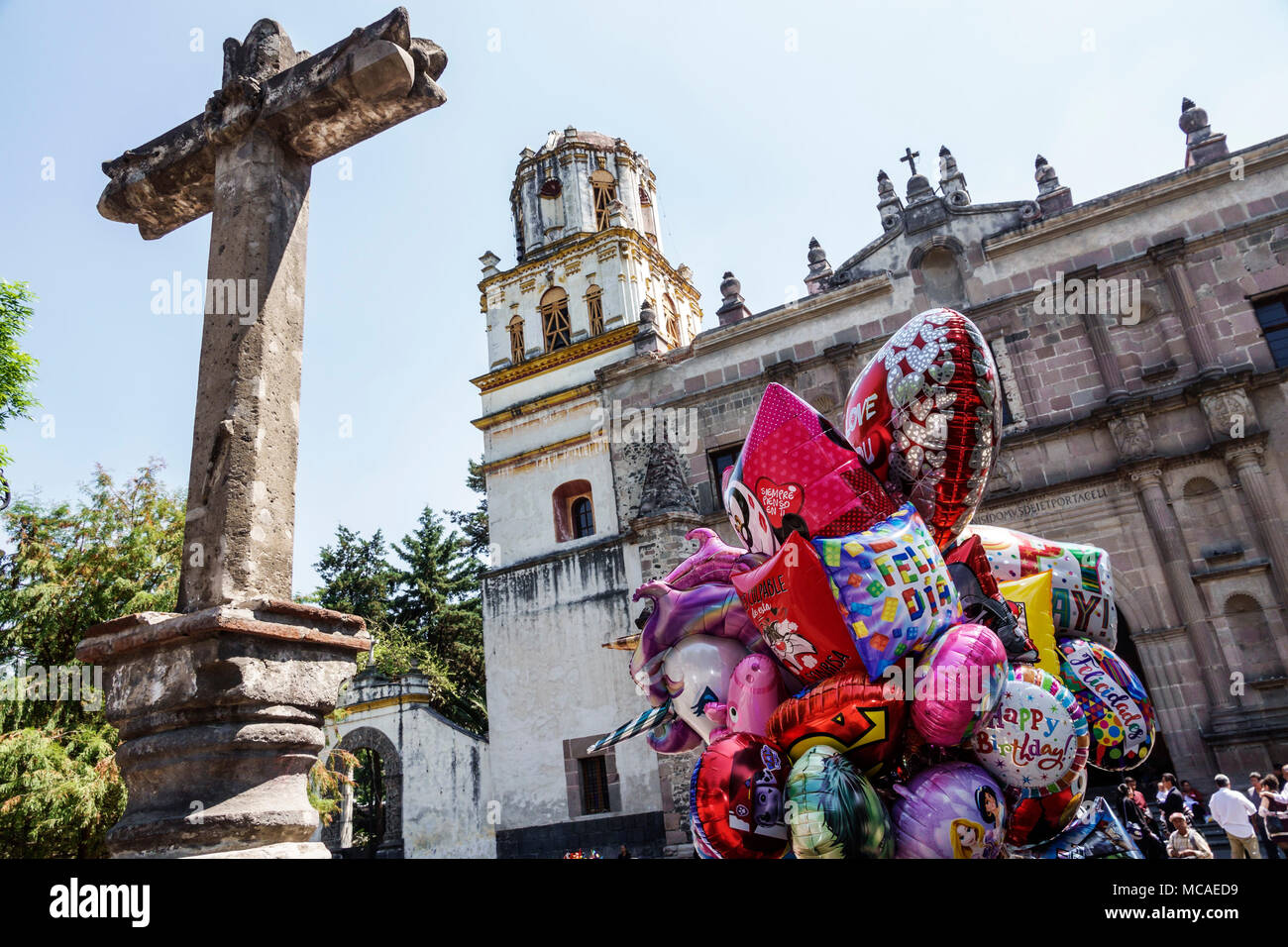 Mexiko-Stadt, Mexikanisch, Hispanic, Coyoacan, Del Carmen, Parroquia San Juan Bautista, katholische Kirche des heiligen Johannes des Täufers, Kloster, außerhalb, plaza, Kreuz, Glocke Stockfoto